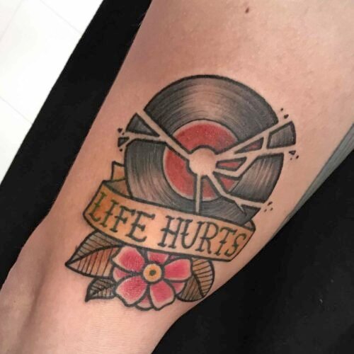 Tatuaje tradicional life hurts
