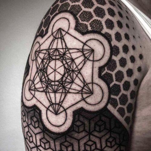 tatuaje geometría hombro