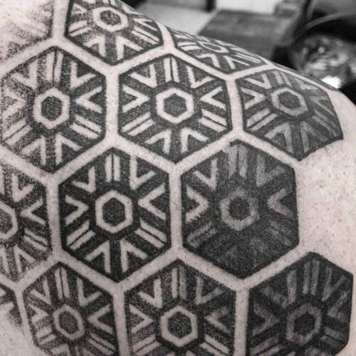 tatuaje geometría espalda