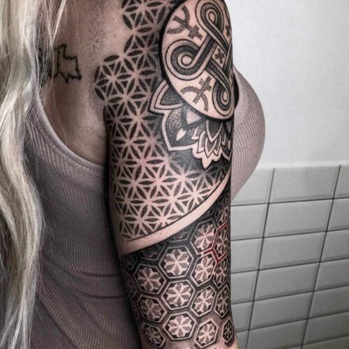 tatuaje geometría de brazo completo mujer