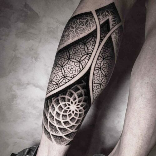 tatuaje geometría pierna