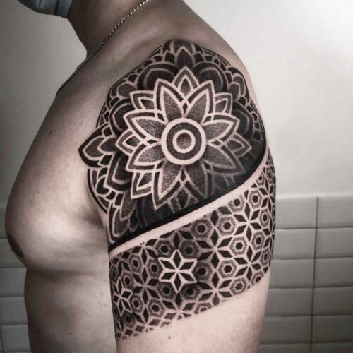 tatuaje geometría hombro