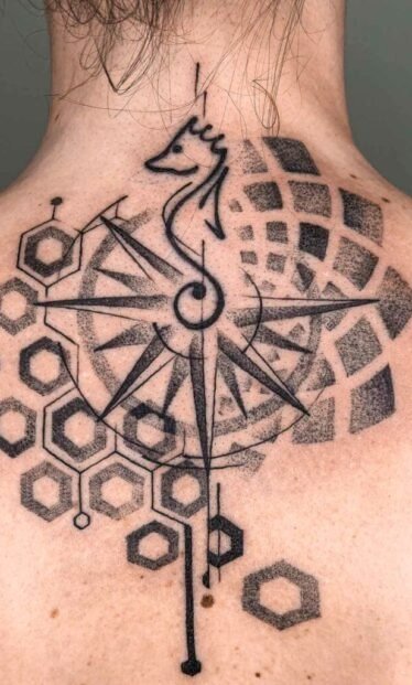 tatuaje geometría espalda