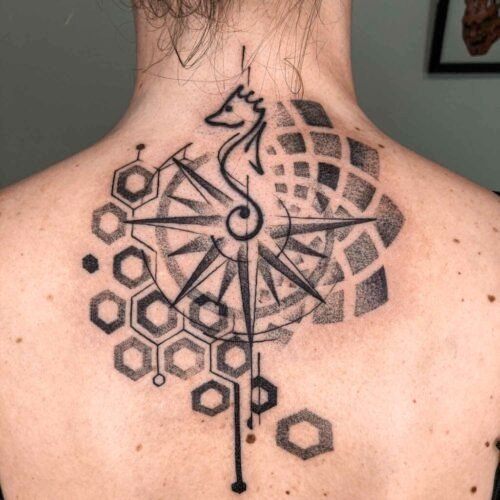 tatuaje geometría espalda