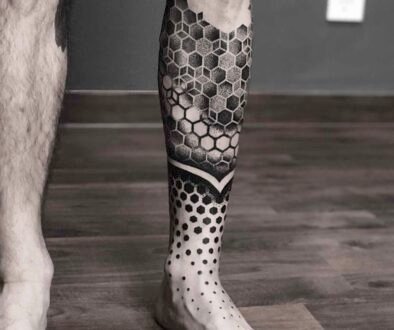 tatuaje geometría espinilla