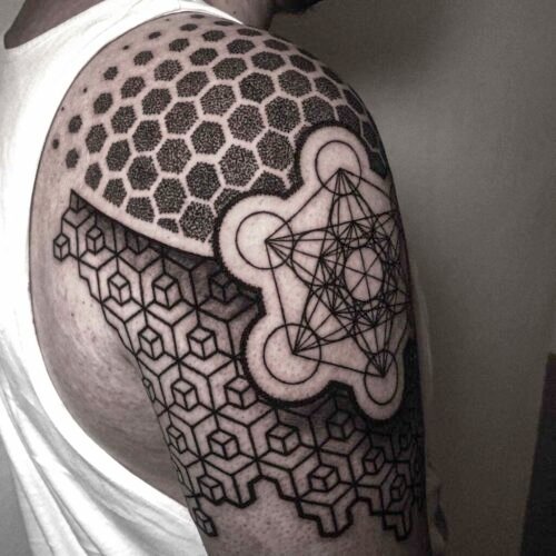 tatuaje geometría hombro