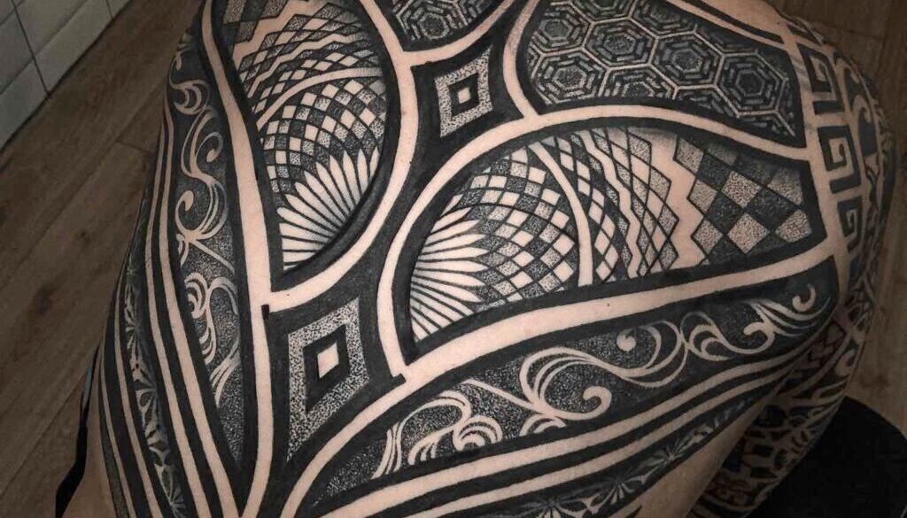 tatuaje geometría espalda