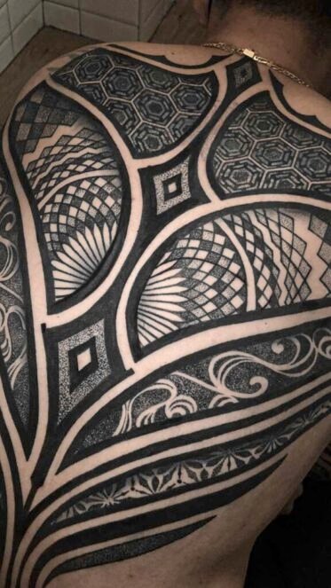 tatuaje geometría espalda