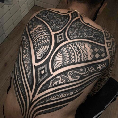 tatuaje geometría espalda