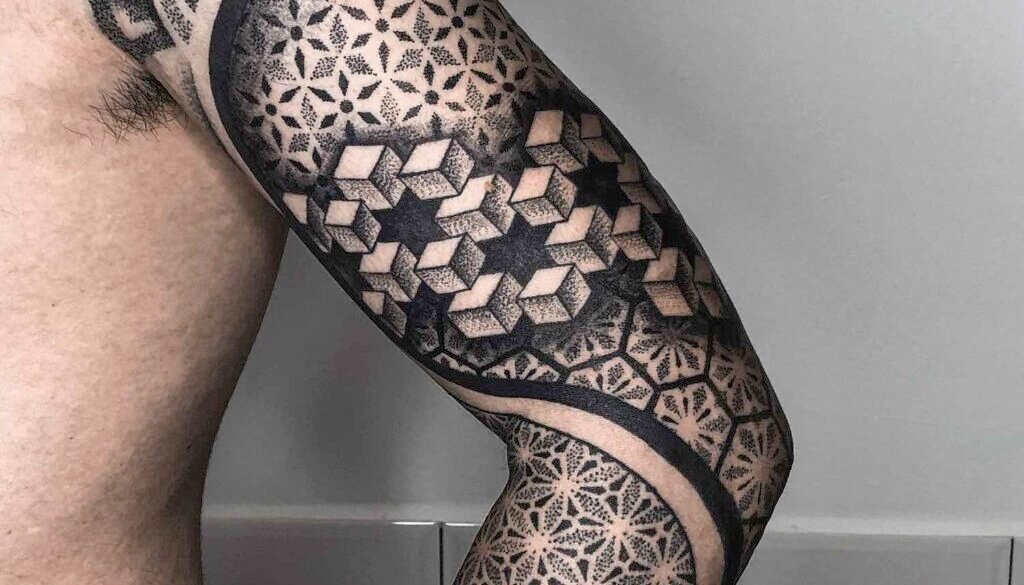 tatuaje geometría de brazo completo