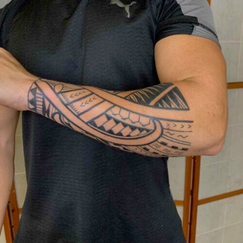 Tatuaje medio brazo maorí