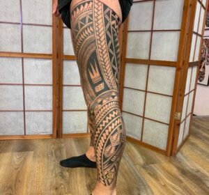 Pierna entera tatuajes maorí en Madrid