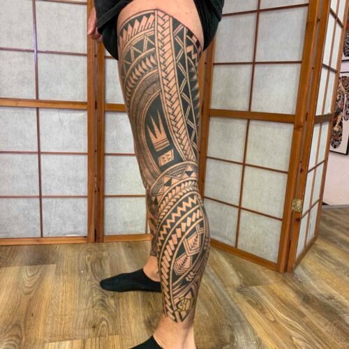 Pierna entera tatuajes maorí en Madrid