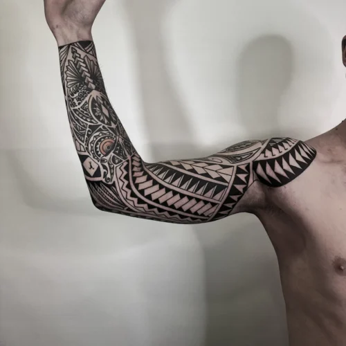 tatuaje tradicional maorí