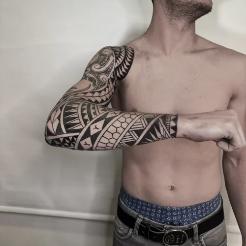 tatuajes maorí brazo
