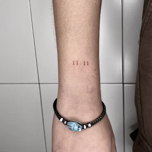 tattoo línea fina brazo